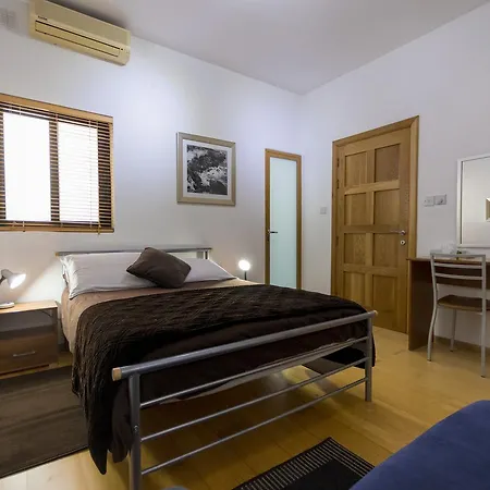 Bed & Breakfast Harbour View Host Family Pietà